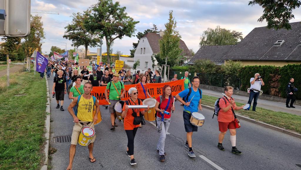 Umzug des #Klimacamps
Demo gegen #Stadtstraße und #Lobauautobahn ✊
#lobaubleibt bleibt.
