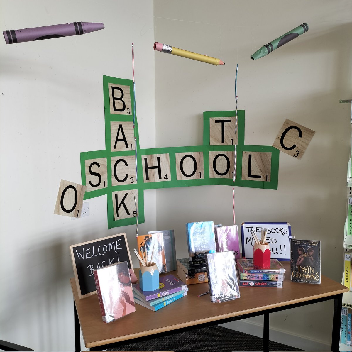 bookishmorwenna's tweet photo. Kicking off the new year with Back to School and Stranger Reads. I'm most pleased with my fairy lights! More to come tomorrow on my second inset day!
#schoollibrarian #BackToSchool #strangerreads #strangersthings #secondaryschoollibrary #BookTwitter https://t.co/3YGLlWWAcK