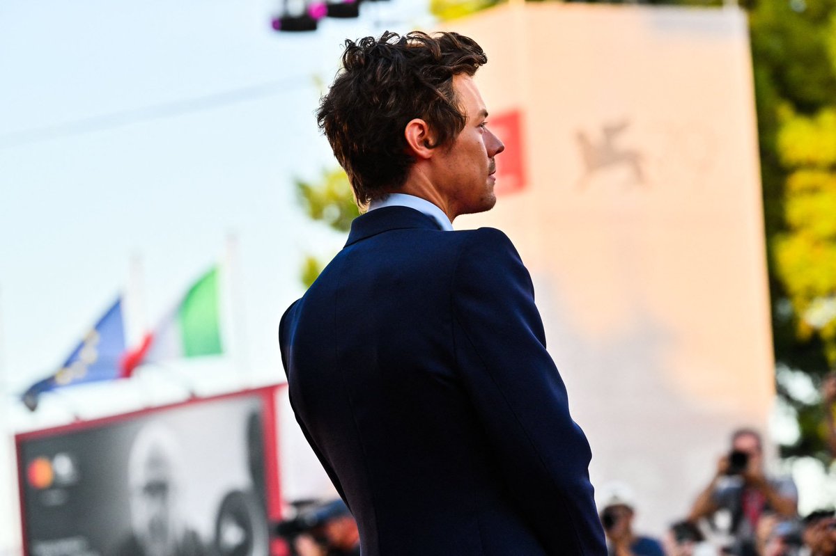 📸 | Mais de Harry no tapete vermelho Don't Worry Darling no 79º Festival Internacional de Cinema de Veneza.