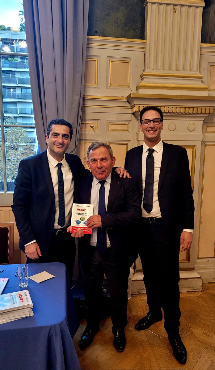 Flora_Amanou's tweet photo. Accueil de @MarcTouati par @fszpiner #Paris16 pour découvrir #resetII, le 1er livre vivant! https://t.co/tOOoBflTFp