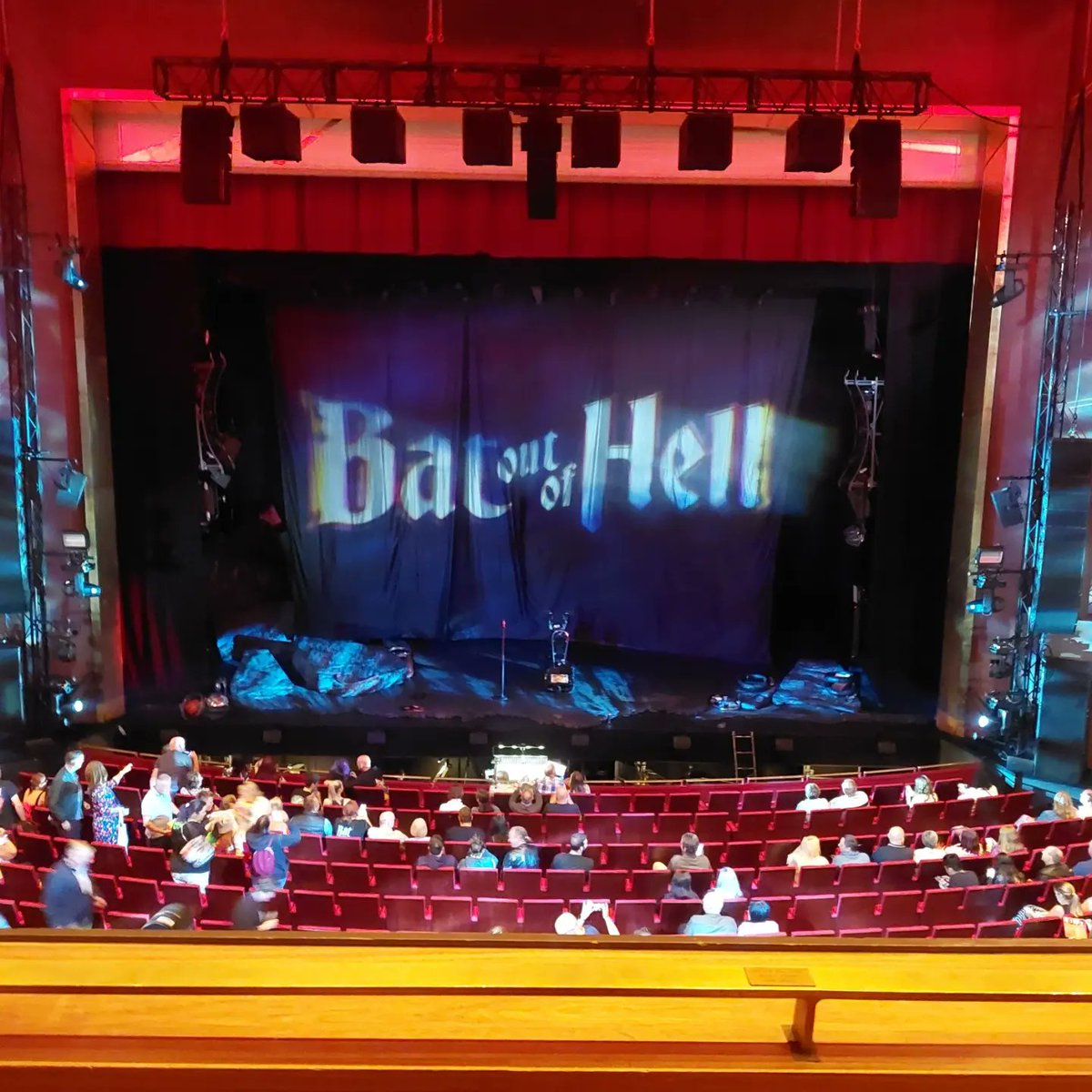 herlaqueen's tweet photo. If you can, do yourself a favour and go see Bat out of hell. It's loud, it's fun, it has a lot of glitter. I liked it so much the first time, I went back twice in the same week! It's just that kind of experience.

#batoutofhell #batoutofhellthemusical https://t.co/Mw6AeiaUMF