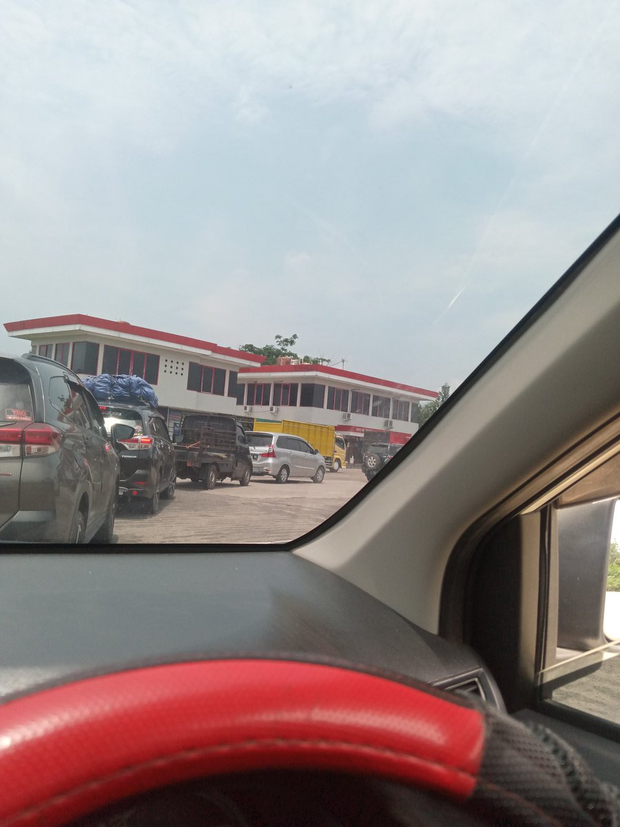 pejuang_sumsel's tweet photo. Separah ini antri BBM ... #YANGYANG #INFOSUMSEL #PRABUMULIH #SUMSEL @jokowi @tribunsumsel @infoSUMSEL @CNN @cnni https://t.co/irKzliMI6B
