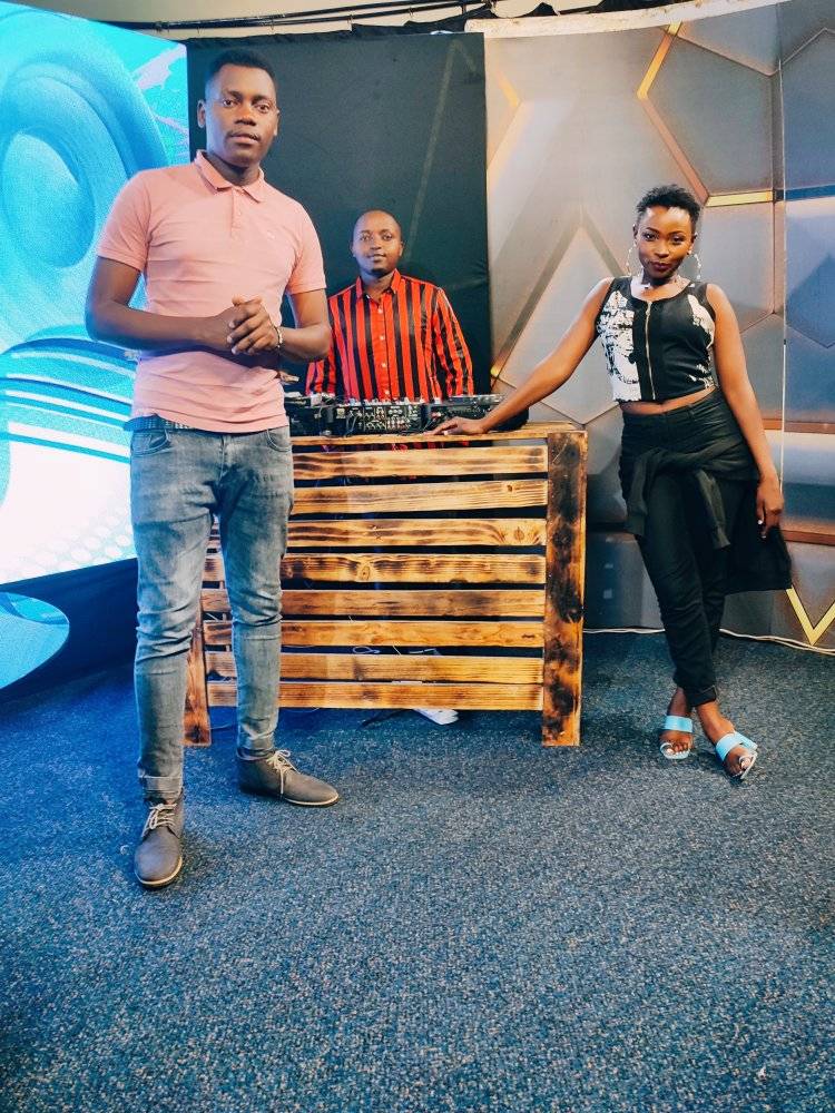 Y254Channel's tweet photo. #YMASHARIKILIVE Tuko Live Now 
Uko Locked Inn Ukiwa Wapi 
@KenRelBis_  na @DjTiesqa  Wakuchezee Ngoma Gani ?
@Kalondu_Musyimi cc @TimoTajje https://t.co/dEjwMzzggw