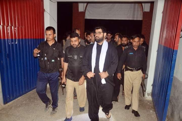 RafiqYousufzai's tweet photo. چارسدہ خانمائی تھانہ میں دھماکہ۔ عوامی نیشنل پارٹی پختونخوا کے صدر ایمل ولی خان پولیس تھانہ پہنچ گئے۔ پولیس کے ذمہ داران سے ملاقات کی۔ امن کی خاطر پولیس کی قربانیوں کو خراج تحسین پیش کیا اور کہا کہ ہر موقع پر اے این پی پختونخوا پولیس کے ساتھ کھڑی ہے۔
#Charsadda
@AimalWali https://t.co/zaiwB4pQWV