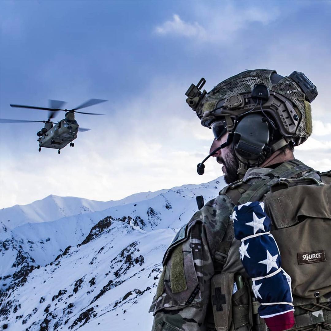 TheseDeadLands's tweet photo. When its time to work, time waits on no one. Find out if the team makes it to the PZ in time to beat the reeker horde in the "These Dead Lands" series of books on Audible,Amazon,Goddreads and Podium Audio. @sknightwrites @PodiumAudio #chinook #America #Mountain #SNOW #NotASeal https://t.co/hwZ40BWrO5