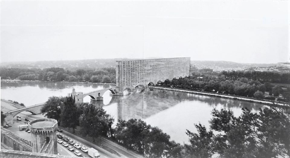84 AVIGNON Le projet non réalisé de Max Bourgoin de l'immeuble-pont 'le Saint Bénezet' (réhabilitation et transfert de la tour B quartier de Champfleury, via l'édifiquation d'un pont urbanisé), un projet un peu fou qui était l'objet d'un concours pour transférer les immeubles du