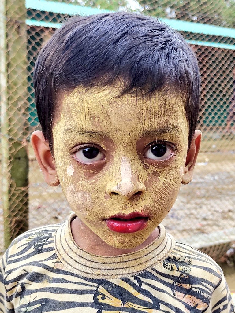 MdSaidu37398562's tweet photo. Deep look of Rohingya Boy with wearing thanaka around his face. 
World Largest Refugee Camp in Cox's Bazar, Bangladesh. 

#rohingyaphotography #rohingyaboy #photo #foto #city #street #streetphotography #streetphoto #portraitphotography #streetart #Rohingya_Life @anisulhoque1971 https://t.co/blC0Axg5n3