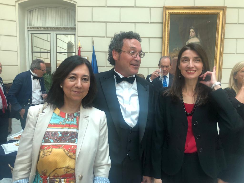 JuecesAJFV's tweet photo. Carmen Gámiz, del Comité Nacional de la #AFJV, junto a la ministra de Justicia, Pilar Llop, y al nuevo fiscal general, Álvaro García, en su toma de posesión.
Deseamos al nuevo #FGE el máximo acierto en el desempeño de sus funciones. El país lo necesita https://t.co/cslELIzqjA