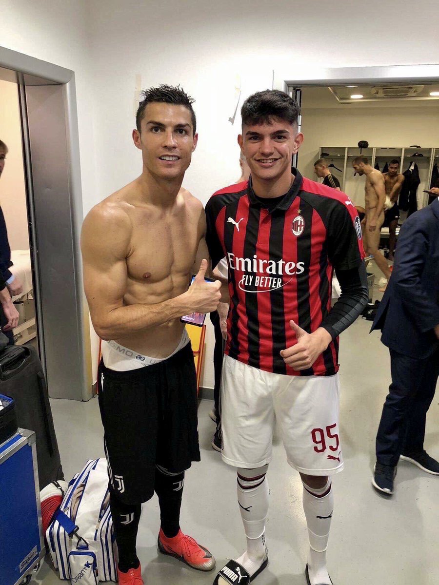 How many times does it say Milan have won the Champions League on that sleeve badge?