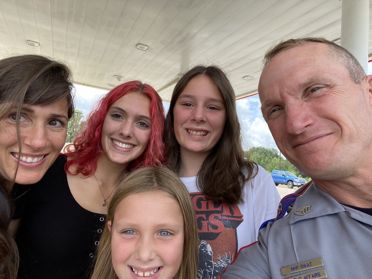 MHPTroopF's tweet photo. I had the wonderful opportunity to meet the Wall family from Oklahoma passing through MS on their way back home. Everyone stay safe while traveling back home! Remember to buckle up! #CourtesyServiceSafety
#StaySafeEveryone https://t.co/6SyEW5SXjO