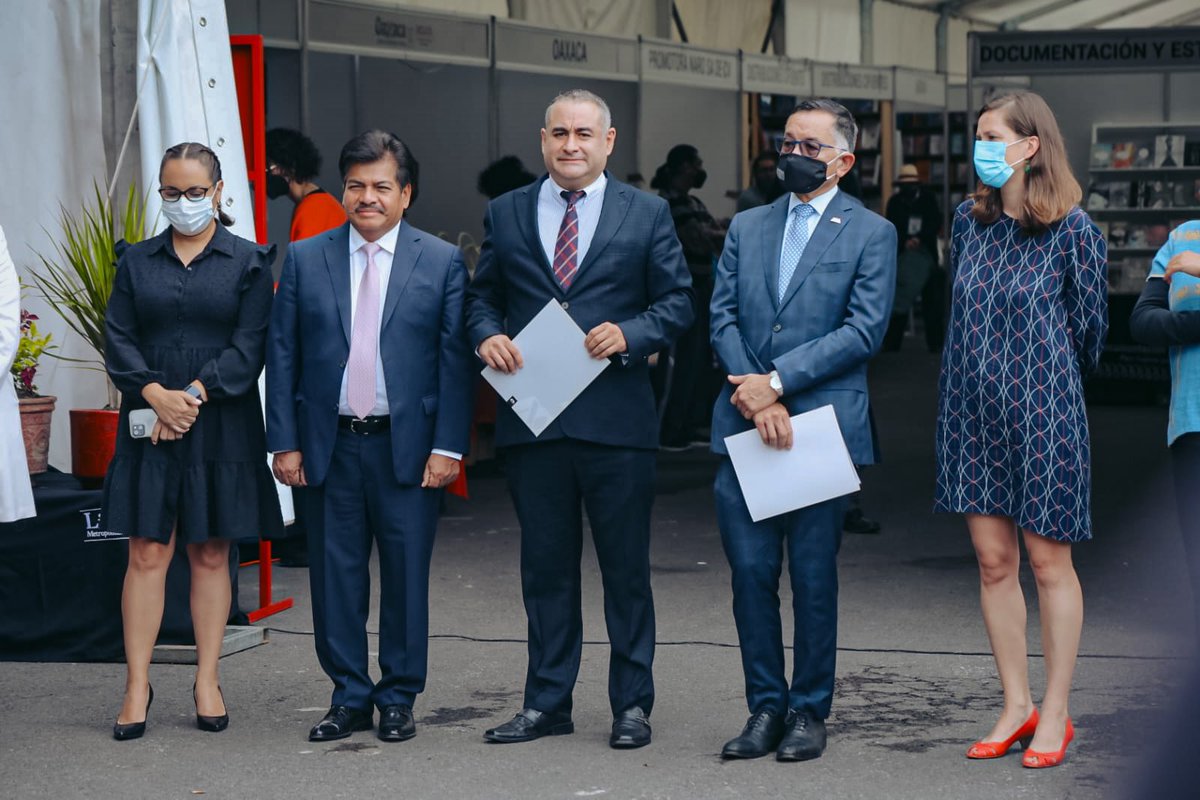 fchiguil's tweet photo. Inauguramos el #LibroFEST de @UAMAzcOficial. En compañía del Dr. José Antonio de los Reyes Heredia, Rector de @Yo_SoyUAM y el Dr. Óscar Lozano, Rector de #UAMAzcapotzalco y representantes de la embajada de Francia y del estado de Oaxaca, iniciamos las actividades de este evento. https://t.co/iw8KvxaSA1