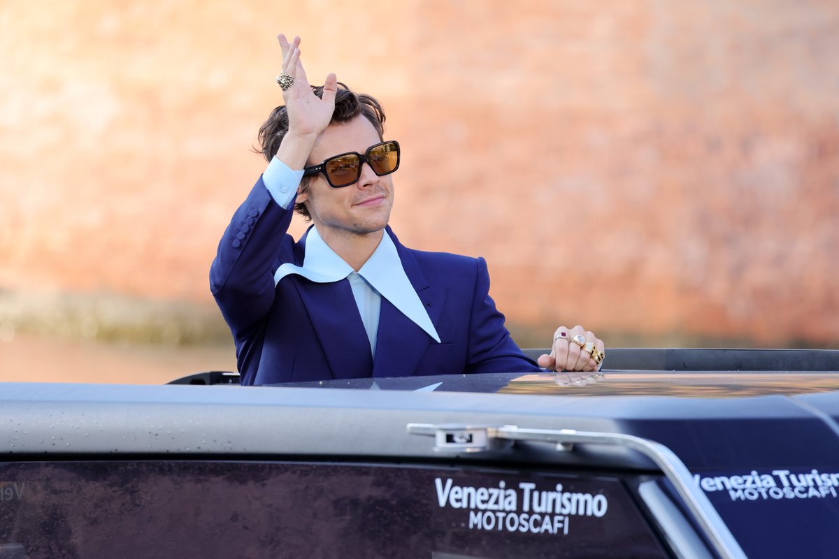 enews's tweet photo. We can't get this look off our minds. 🔥 #VeniceFilmFestival #DontWorryDarling https://t.co/SoVIpqYhHh