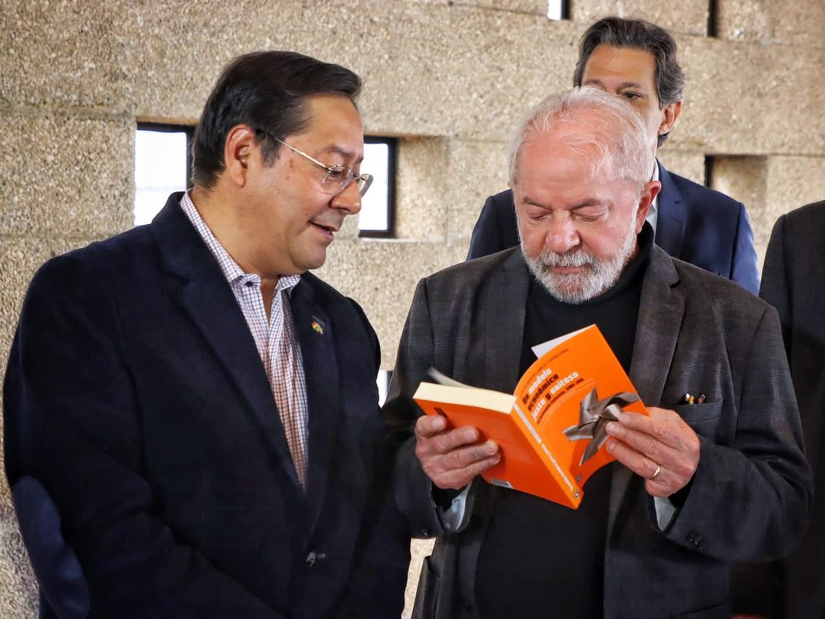 Sostuvimos un grato encuentro con representantes del Partido de los Trabajadores y el hermano <a href="/LulaOficial/">Lula</a>, a quien agradecemos el gran cariño que siente por el pueblo boliviano y su constante lucha por la unidad de la Patria Grande.
¡Jallalla Brasil🇧🇷!
¡Jallalla Bolivia🇧🇴!