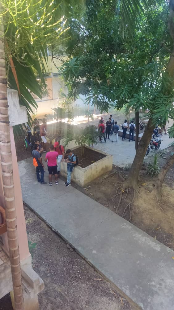 MatyManzano65's tweet photo. Estudiantes socializan en los espacios universitarios y emprenden camino a su segundo periodo lectivo del curso 2022.
@UOCuba https://t.co/KinTG8lYEn