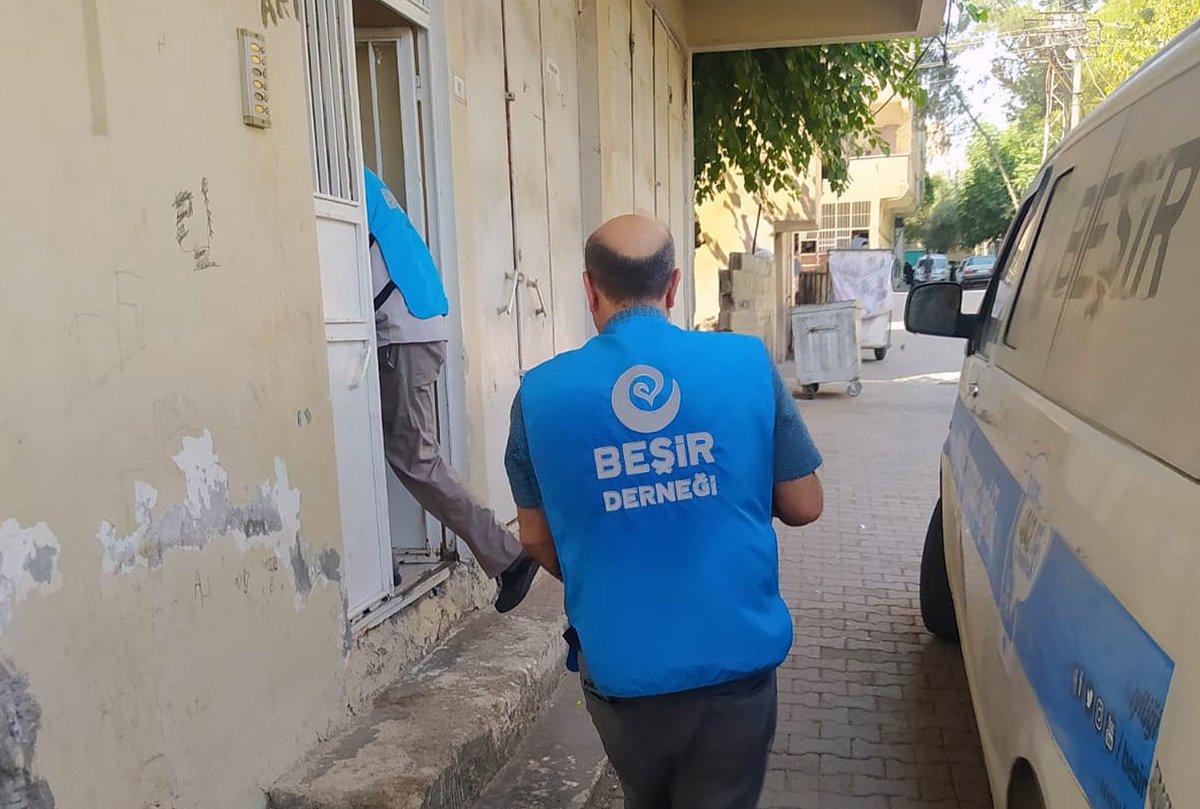 Besirdernegi's tweet photo. #Eyvan temsilciliğimiz ile ihtiyaç sahibi ailelerimize aylık gıda desteklerini ve hayırseverlerimizin emaneti olan adak kurban bağışlarını paylar halinde ulaştırdık.
Siz de bağışlarınızla iyiliğin yeryüzüne yayılmasına vesile olabilirsiniz.
🌐 https://t.co/2wnR3wJFg1 https://t.co/98XGxwQcC5