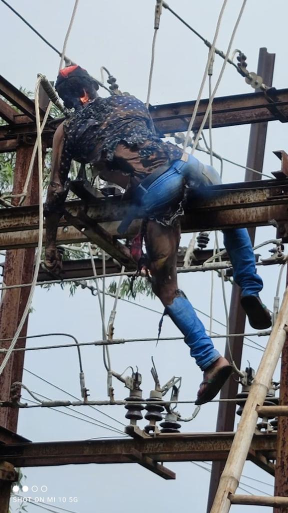 विद्युत विभाग में लाइनमैन की नियमित भर्ती प्रारंभ करें माननीय मुख्यमंत्री जी! दुर्घटना के पश्चात नियमित कर्मचारियों को चिकित्सा सुविधाएं तो मिलेंगी!
<a href="/bhupeshbaghel/">Bhupesh Baghel</a> <a href="/ChhattisgarhCMO/">CMO Chhattisgarh</a> <a href="/INCChhattisgarh/">INC Chhattisgarh</a> <a href="/MohanMarkamPCC/">MOHAN MARKAM</a> <a href="/CspdclOfficial/">CSPDCL</a> <a href="/drshivdahariya/">Dr. Shiv Kumar Dahariya</a> <a href="/TS_SinghDeo/">T S Singhdeo</a>