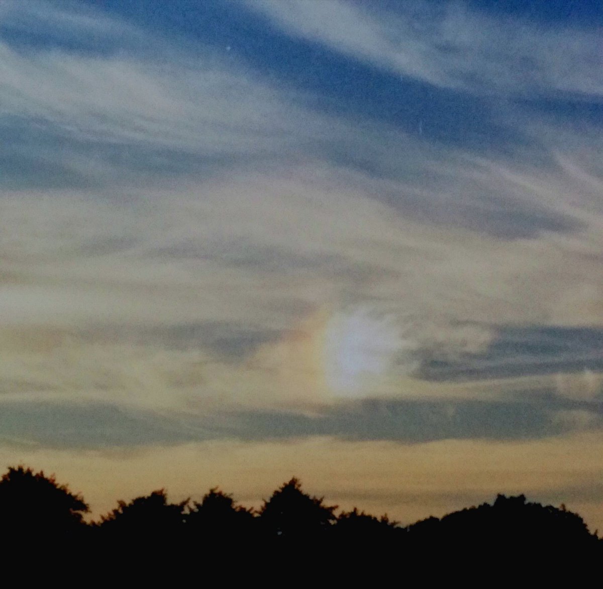 timtfj's tweet photo. Better version of the "fake sun" part of the photo I tweeted last night. When this started to appear in the sky I thought the sun was going to come out—then realised it was nowhere near the sun. #parhelion #sundog #bisol #solhund https://t.co/yA5hBhUoi8