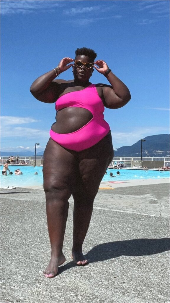 styleisstyle's tweet image. PSA: first day of autumn is September 2022. Ignore the pumpkin spice. Get another pool day, tell them I sent you. (suit linked in stories!)

——————————————————
#visiblyplussize #ootdplussize #nonbinarystyle #allbodiesaregoodbodies  #fatatanyangle #beachb… instagr.am/reel/CiIdqWBrn…