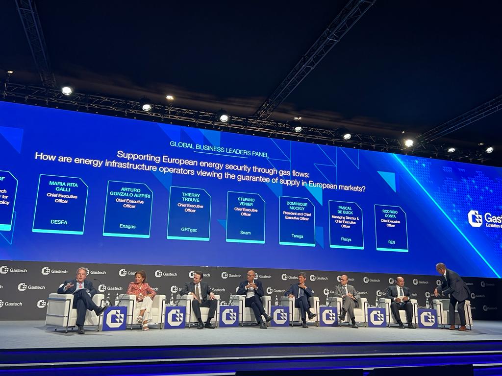 enagas's tweet photo. 🗣️ "It is time for collaboration and solidarity in Europe. TSOs have a key role to ensure security of supply and decarbonisation".

@AGonzaloAizpiri speaking at #Gastech’s global #energy leaders panel together with @snam @desfa_gr @GRTgaz @Teregacontact @REN_PT &amp; @FluxysGroup. https://t.co/8CEpYmpafo