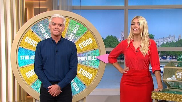 OwenPaintbrush's tweet photo. Phillip Schofield and Holly Willoughby

2019 vs. 2022 https://t.co/ZalladFcZj