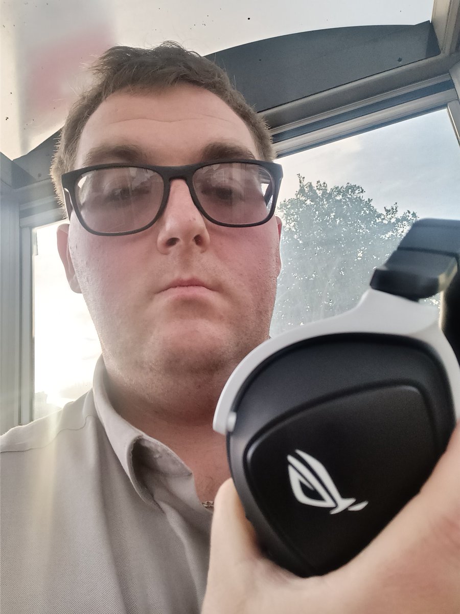 FluXHoundFB's tweet photo. Off for a meal, whilst rocking my absolutely amazing @ASUS_ROGUK #DeltaSwireless headset!
Gotta look good while looking good! https://t.co/GpnS9IAZ4X