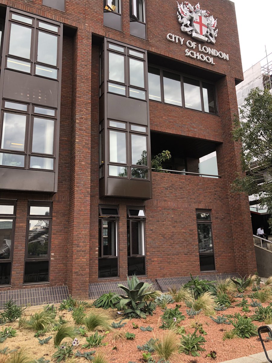 Checking out the drought resistant plants w/ <a href="/GreenSqMile/">Green Square Mile</a> 🪴 Looking at ways to become more #climate focused for the future. #London #climatechange <a href="/cityoflondon/">City of London</a>