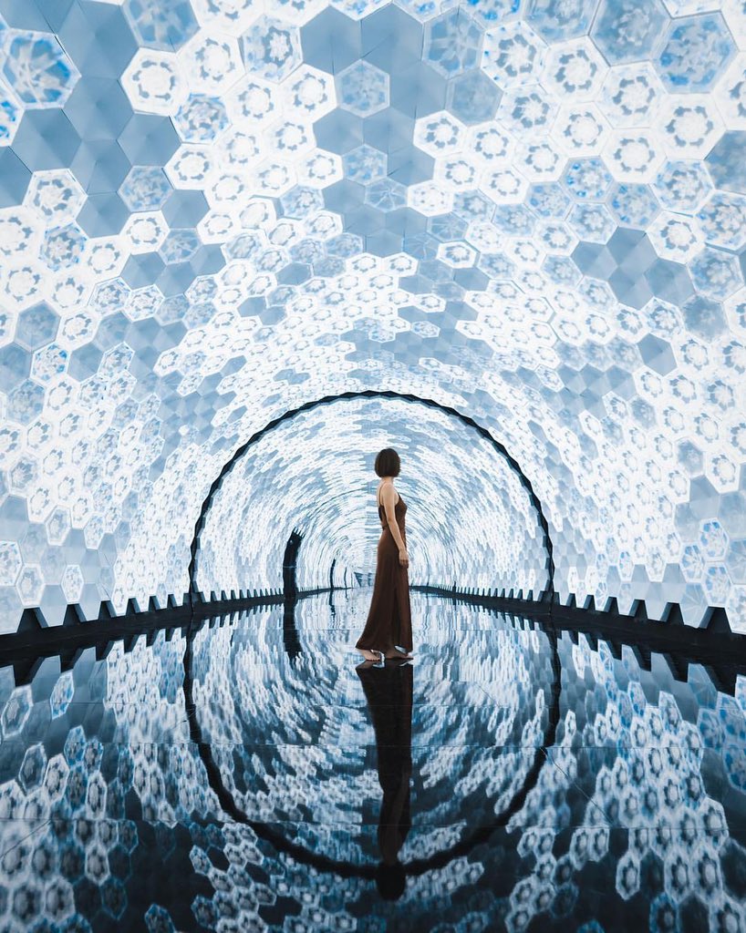 parametricarch's tweet image. Reimagined and bigger scale version of projection-based hexagonal installation &quot;My Whale&quot; which was originally produced as a site-specific interactive installation by Tundra for &quot;Brusov&quot;, a renovated ship, laid up on Moscow river and turned into an art-cluster. 

📸 Steve Liu