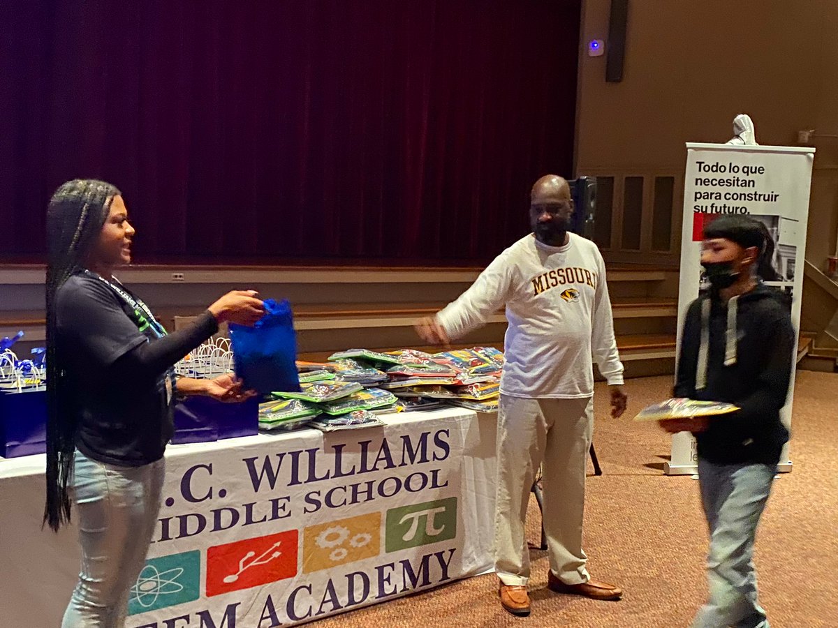 AngelaW55458110's tweet photo. Wolverine Pride @Williams44STEM Appreciating Our Scholars for Academic Achievement ๐๐คฉ๐ฏ#WeRSTEM #LEVELUpMC https://t.co/hd7Ad9tGNZ