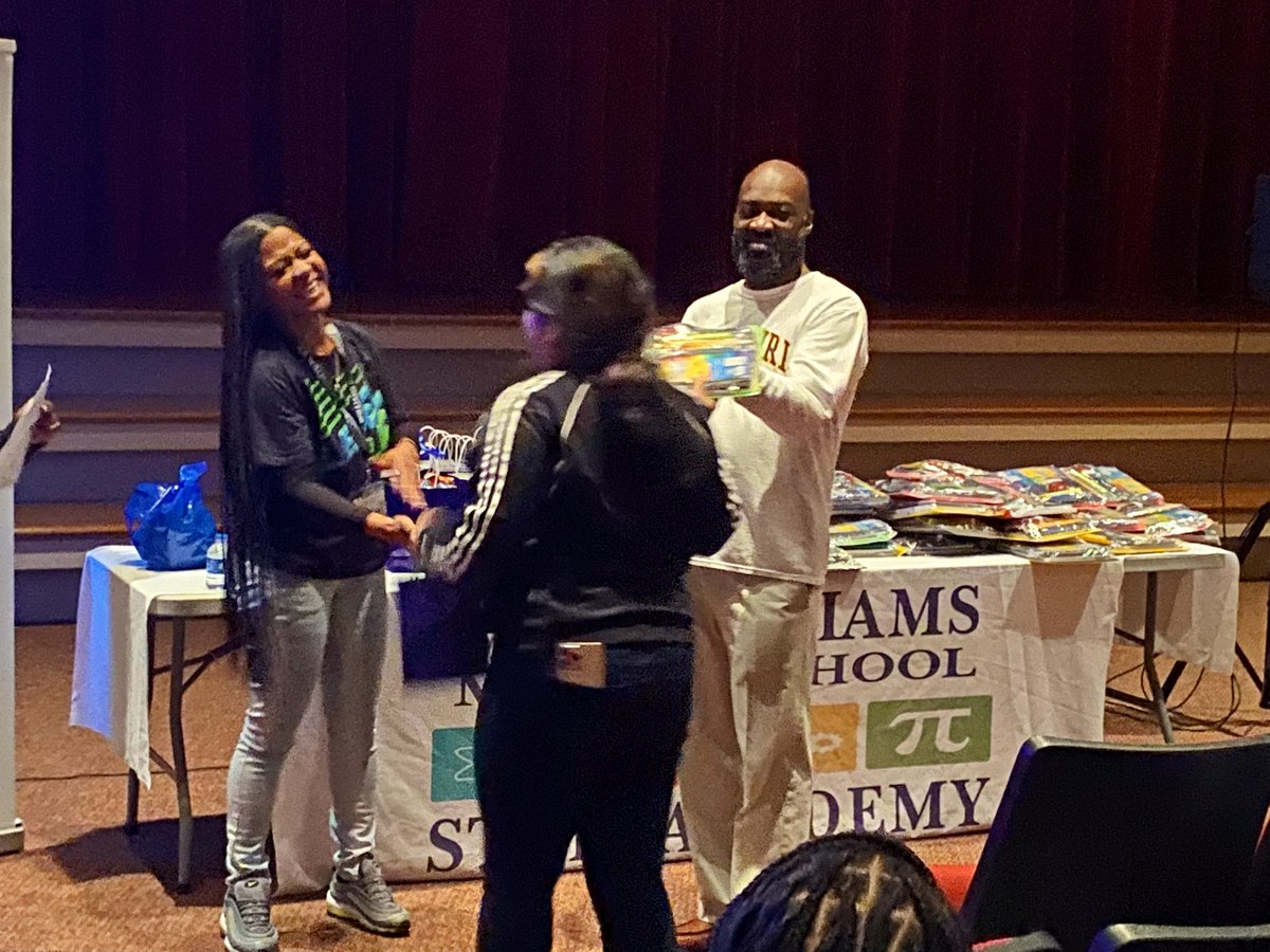 AngelaW55458110's tweet photo. Wolverine Pride @Williams44STEM Appreciating Our Scholars for Academic Achievement ๐๐คฉ๐ฏ#WeRSTEM #LEVELUpMC https://t.co/hd7Ad9tGNZ