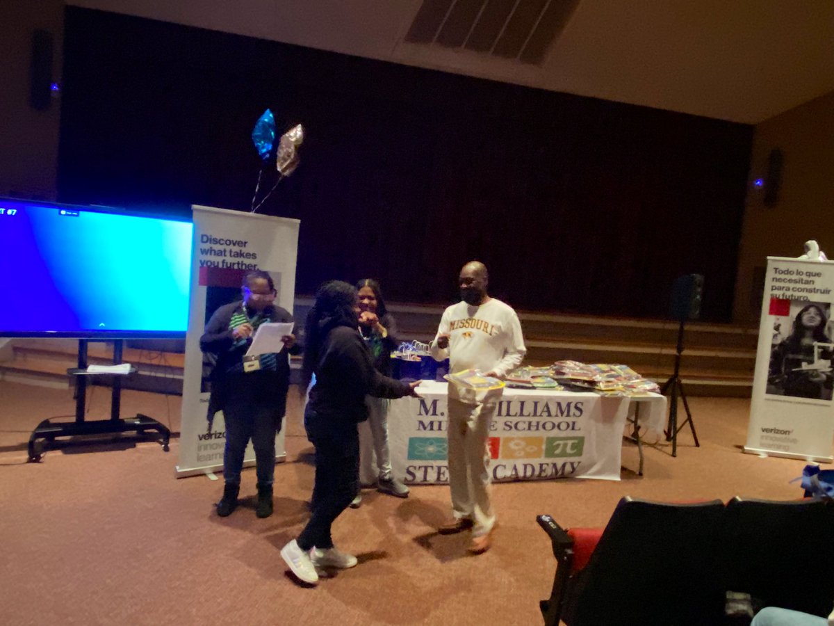 AngelaW55458110's tweet photo. Wolverine Pride @Williams44STEM Appreciating Our Scholars for Academic Achievement ๐๐คฉ๐ฏ#WeRSTEM #LEVELUpMC https://t.co/hd7Ad9tGNZ