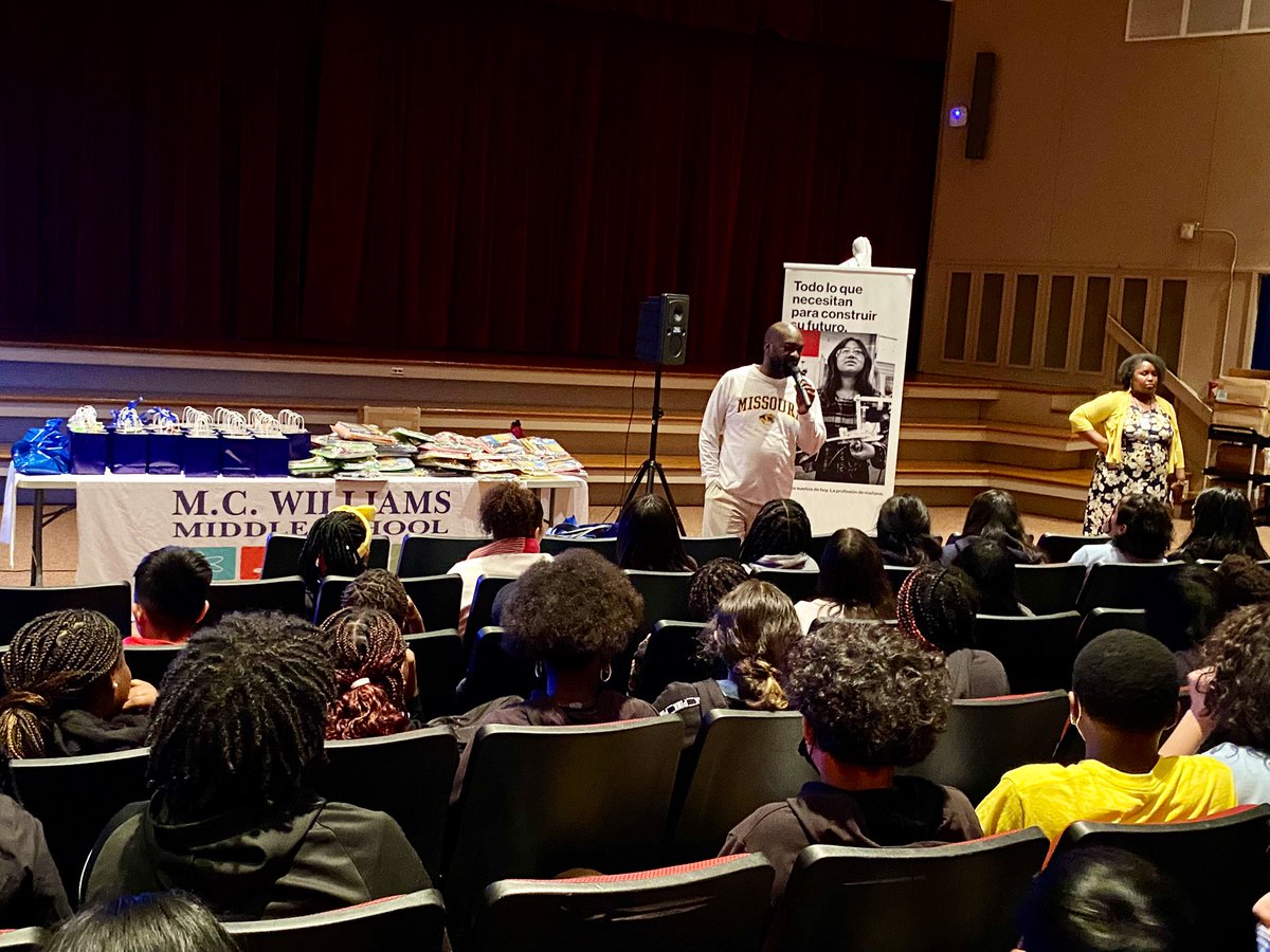 AngelaW55458110's tweet photo. Wolverine Pride @Williams44STEM Appreciating Our Scholars for Academic Achievement ๐๐คฉ๐ฏ#WeRSTEM #LEVELUpMC https://t.co/hd7Ad9tGNZ
