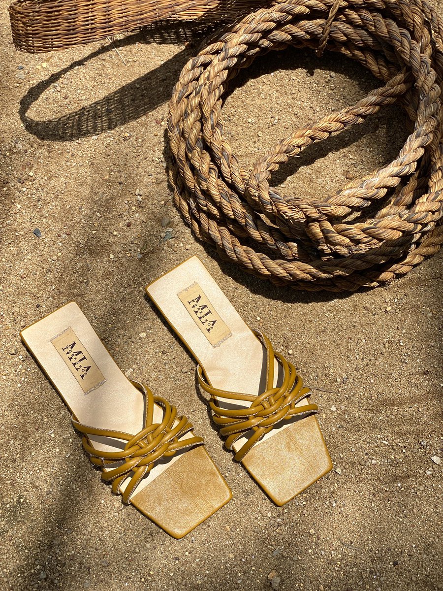 MIAWORKSHOPng's tweet photo. New in!
/IRIS/ 🥨
-
{N•1/4 of the Hi - Lo collection }
-
:Handcrafted and Twisted to perfection 🥨✨
Make a statement with the new IRIS slip ons in beautiful mustard yellow. Set to put you one step ahead of the fashion curve!

____
Price:15,000
Sizes: 35-44 EU https://t.co/ARak5Hnojj