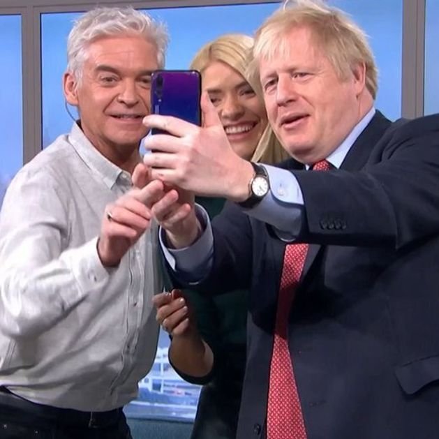 OwenPaintbrush's tweet photo. Phillip Schofield and Holly Willoughby

2019 vs. 2022 https://t.co/ZalladFcZj