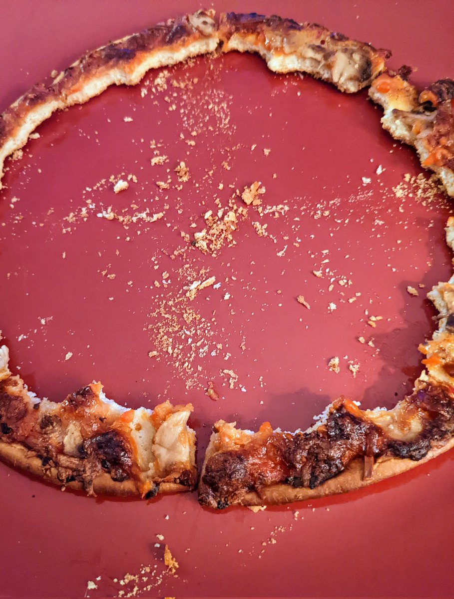 ChrisTheWebDev's tweet image. Everything reminds me of #TheRingsOfPower on Prime now, even my pizza!