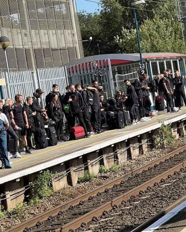 Echangesclimat's tweet image. Photos de joueurs de la Juventus et de Liverpool se déplaçant en Char à  voile.