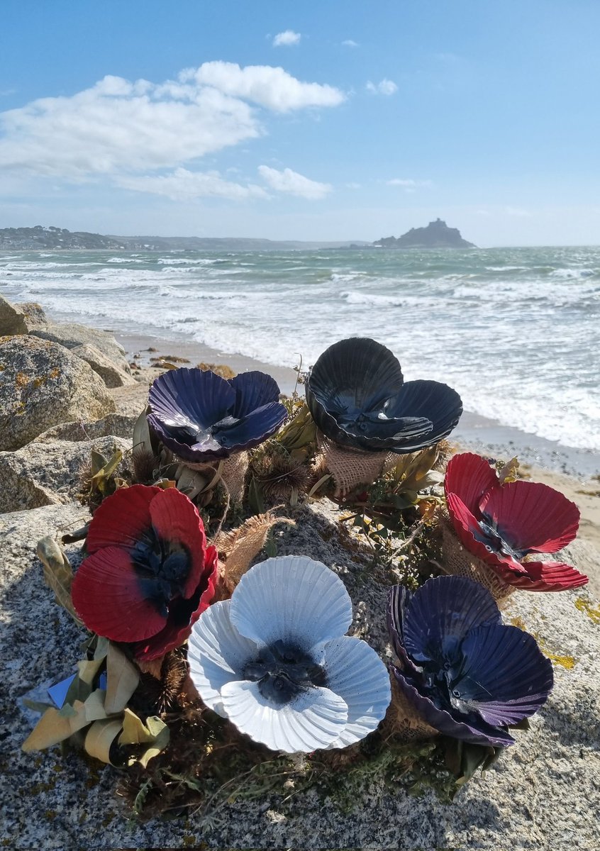 RemembeRoutes's tweet photo. A very special wreath from the first Poppies to Paddington event created by the @BattlingOnTST team is now back in Cornwall!
It has inspired an idea...
#CreatingRemembrance
#KeepingRemembranceMoving https://t.co/0Cphc0xQ1M