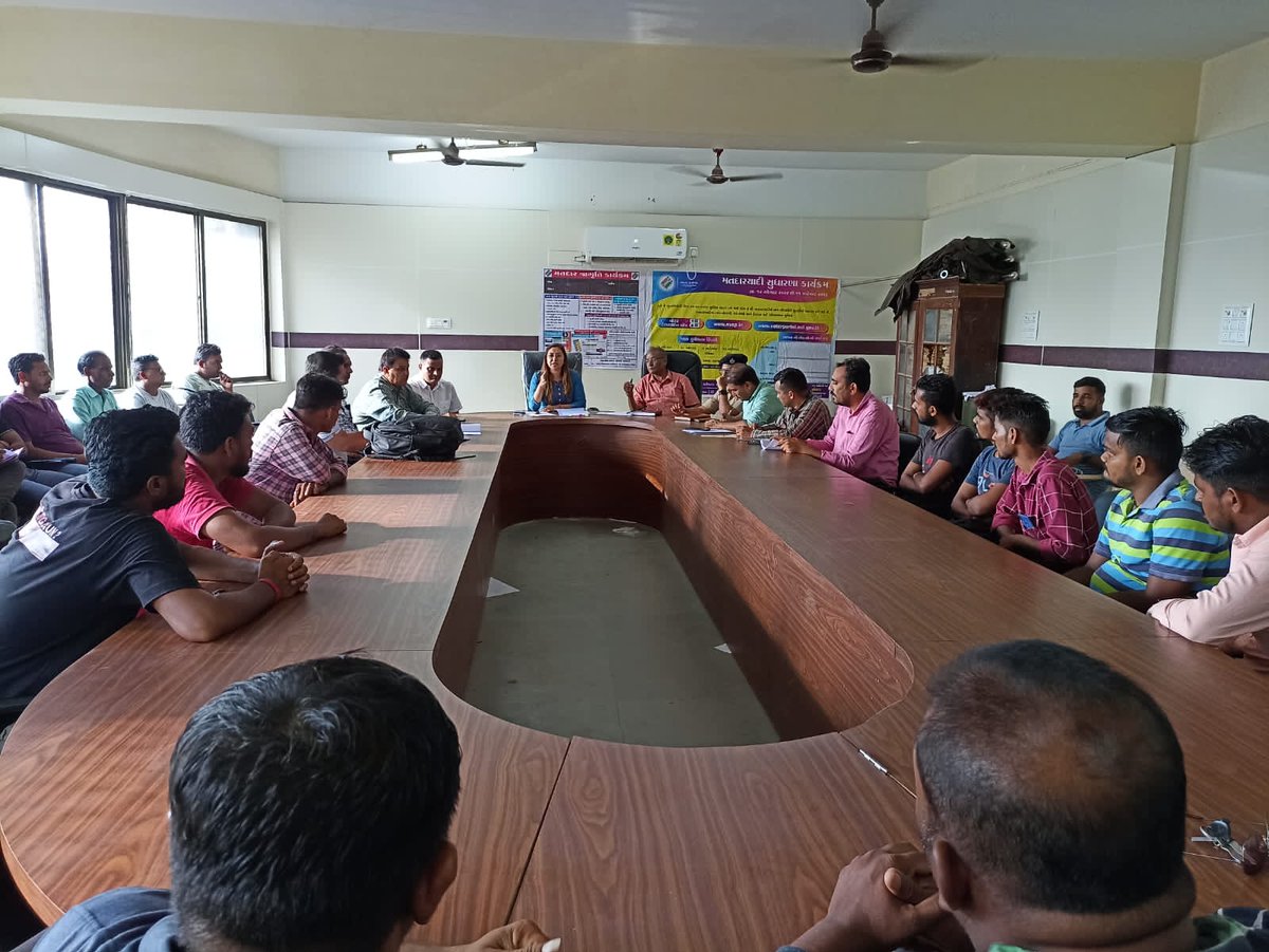 sdm_khambhat's tweet photo. ખંભાતમાં આવનારા ગણેશ વિસર્જનને અનુલક્ષી ને કાયદો વ્યવસ્થા જળવાઈ રહે તથા હર્ષોલ્લાસ થી વિસર્જન થાય તે બાબતે વહીવટી તંત્ર  દ્વારા,ગણેશ પંડાલના આયોજકો,તથા પોલીસ તંત્ર,સાથે મીટિંગ કરવામાં આવી. નગરપાલિકાના ખાસ કુંડમાં વિસર્જન તેમજ પોલીસને સહકાર આપવા સૂચના આપી @CollectorAnd @SP__ANAND https://t.co/BHSLUDvu5c