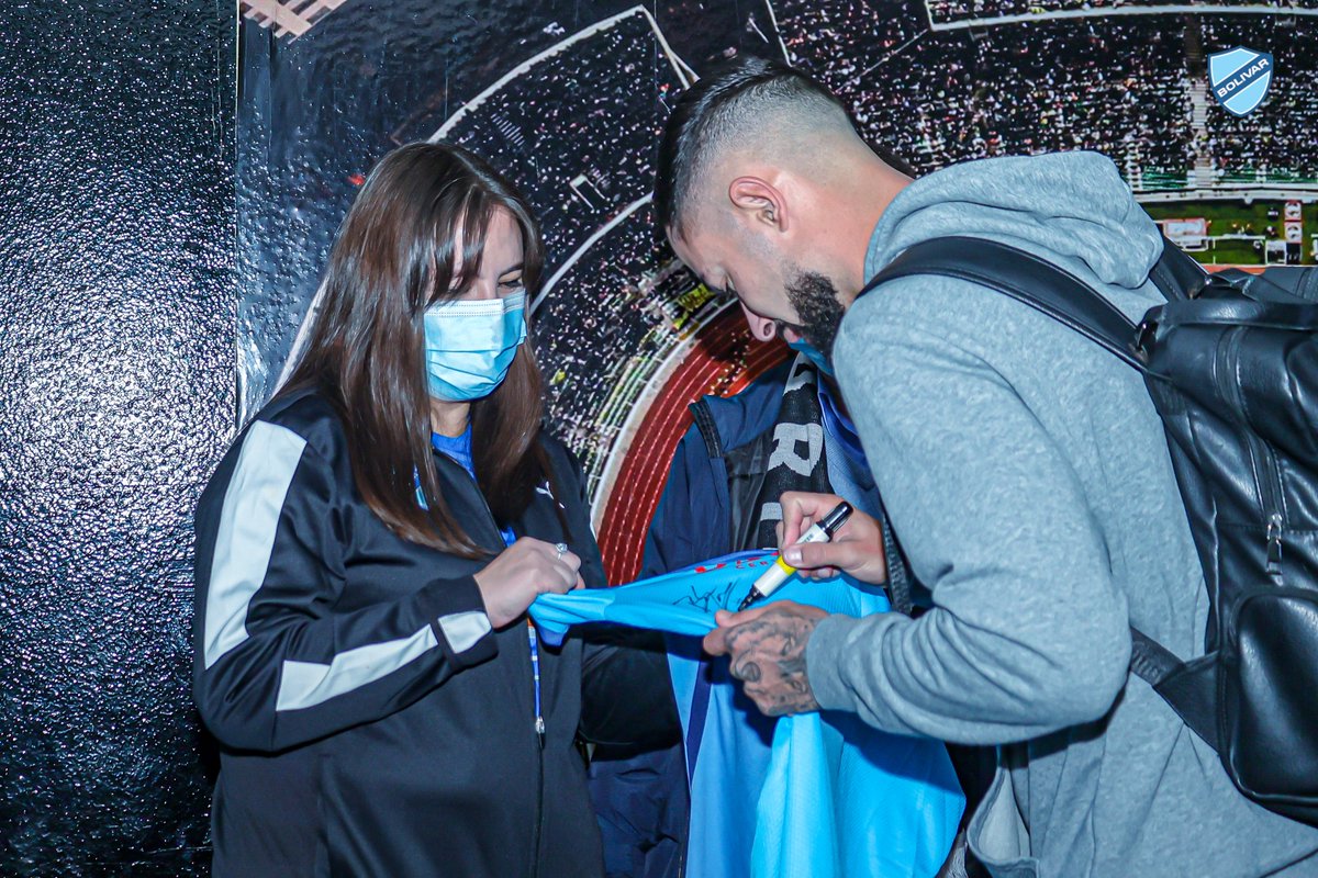 Bolivar_Oficial's tweet photo. 📸 Luego de la victoria sobre Always Ready, un grupo de socios nos acompañó a pasar un gran momento junto a nuestros jugadores 💙 
¡Gracias por ser parte de nuestro Plan Centenario!

#UnidosSomosMásGrandes https://t.co/FrJvKWNqZf