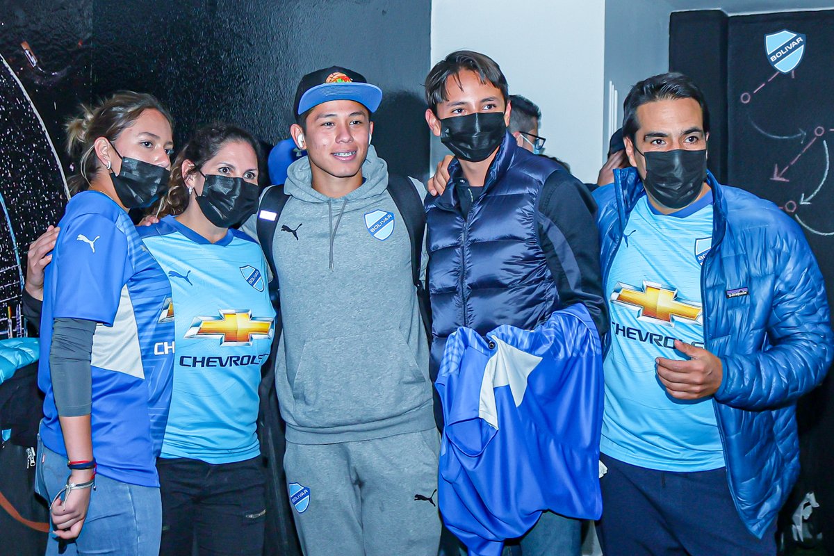 Bolivar_Oficial's tweet photo. 📸 Luego de la victoria sobre Always Ready, un grupo de socios nos acompañó a pasar un gran momento junto a nuestros jugadores 💙 
¡Gracias por ser parte de nuestro Plan Centenario!

#UnidosSomosMásGrandes https://t.co/FrJvKWNqZf