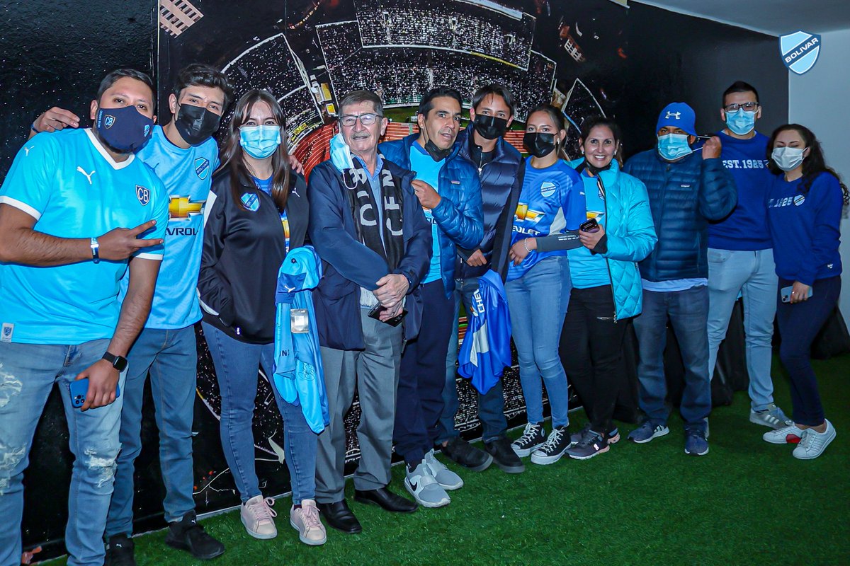Bolivar_Oficial's tweet photo. 📸 Luego de la victoria sobre Always Ready, un grupo de socios nos acompañó a pasar un gran momento junto a nuestros jugadores 💙 
¡Gracias por ser parte de nuestro Plan Centenario!

#UnidosSomosMásGrandes https://t.co/FrJvKWNqZf