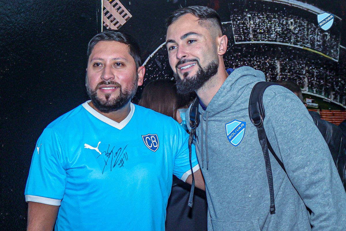 Bolivar_Oficial's tweet photo. 📸 Luego de la victoria sobre Always Ready, un grupo de socios nos acompañó a pasar un gran momento junto a nuestros jugadores 💙 
¡Gracias por ser parte de nuestro Plan Centenario!

#UnidosSomosMásGrandes https://t.co/FrJvKWNqZf