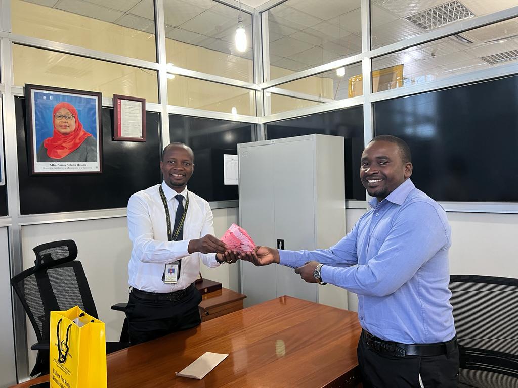 TRATanzania's tweet photo. #TEGETA Kaimu Meneja Mkoa wa Kodi Tegeta Bwana Mtwale Mazula aliyevaa kitambulisho akiwakabidhi washindi wa wiki wa Bahati nasibu ya DAI RISITI USHINDE PESA zawadi  ya 250,000 kila mmoja leo tarehe 05/09/2022 katika ofisi ya TRA Tegeta. https://t.co/3grldPluZ5