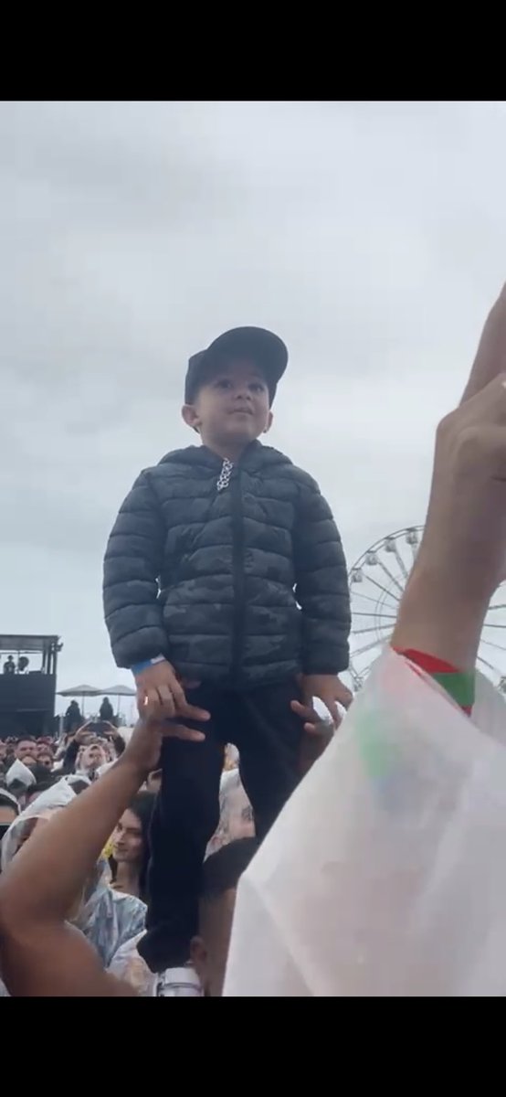 O filho da minha amiga tem 4 anos e é muito fã do Matue, fã número 1 tenho certeza, ele sabe cantar todaaaas 🥰 
Ela e o pai dele realizaram o sonho dele, levaram no Rock in Rio … e olheeeem essa carinha de apaixonado? Gente 😭😍 
<a href="/30PRAUM/">30PRAUM</a> 
<a href="/matue30/">MATUÊ</a> 
@Dgzinhotue