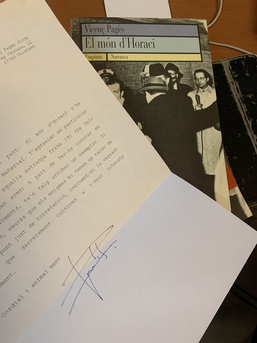 mariusserra's tweet image. Les cartes que trobem dins dels llibres antics quan els volem rellegir, com aquesta d'en Vicenç de 1995 que trobo a la primera edició de "El món d'Horaci"... Això sí que és vintage! Llegim-lo.
