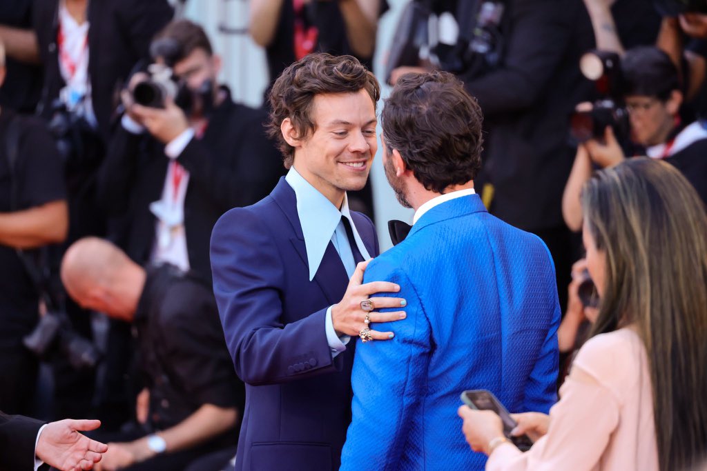 TheHSCandids's tweet photo. Harry and Nick Kroll at the Don’t Worry Darling Premiere. https://t.co/vVVPa01Uue