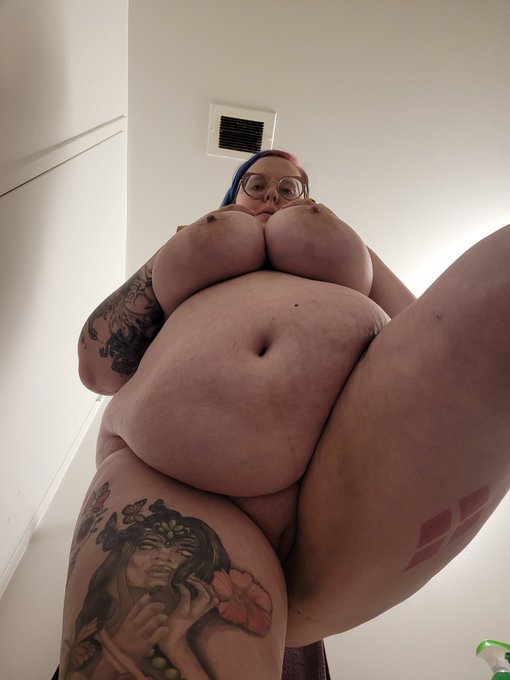 Oh I didn't see you there #happybirthday #birthdaysuit #bbw #feedeegirl #feedeebelly #giant #giantesspov