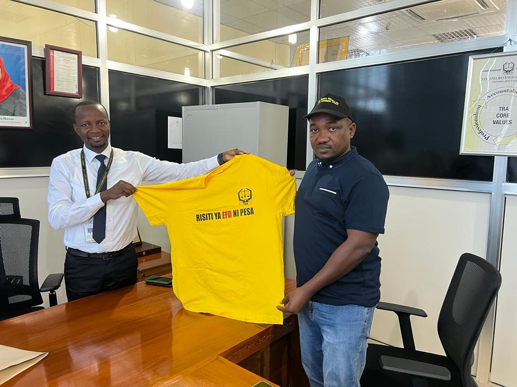 TRATanzania's tweet photo. #TEGETA Kaimu Meneja Mkoa wa Kodi Tegeta Bwana Mtwale Mazula aliyevaa kitambulisho akiwakabidhi washindi wa wiki wa Bahati nasibu ya DAI RISITI USHINDE PESA zawadi  ya 250,000 kila mmoja leo tarehe 05/09/2022 katika ofisi ya TRA Tegeta. https://t.co/3grldPluZ5