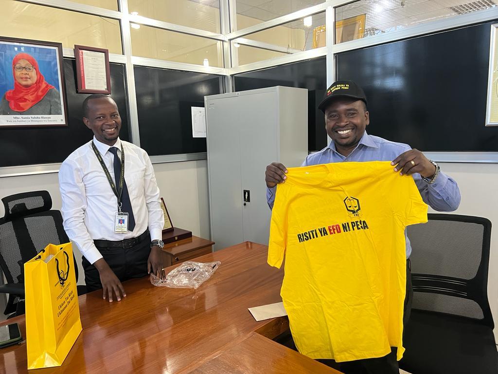 TRATanzania's tweet photo. #TEGETA Kaimu Meneja Mkoa wa Kodi Tegeta Bwana Mtwale Mazula aliyevaa kitambulisho akiwakabidhi washindi wa wiki wa Bahati nasibu ya DAI RISITI USHINDE PESA zawadi  ya 250,000 kila mmoja leo tarehe 05/09/2022 katika ofisi ya TRA Tegeta. https://t.co/3grldPluZ5
