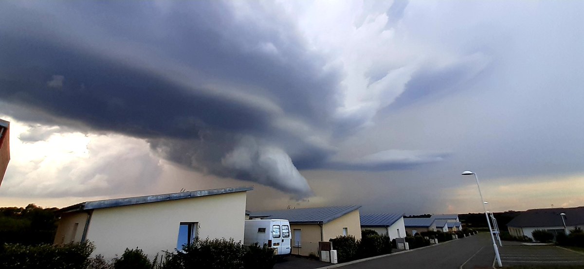#bonchamp #mayenne #orage
<a href="/meteomayenne/">Météo Mayenne - Compte inactif depuis avril 2024</a> <a href="/MayenneOrages/">Mayenne Orages</a> orage en cours sur Bonchamp.
Quel est ce nuage avec un grondement régulier et des eclairs ? 🤔