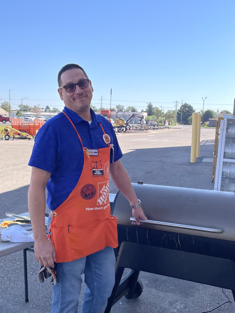 WNelson3210's tweet photo. Level up, best store manager ever! Cas cooking chicken for our Labor Day Taco Bar! Awesome set up, yum! #ourmanagerrocks #forthewin @TheHDCas @hdmikelewellen @HDRoylene @TeresaHRHD @TJ77HD https://t.co/U6v4u6w2N7